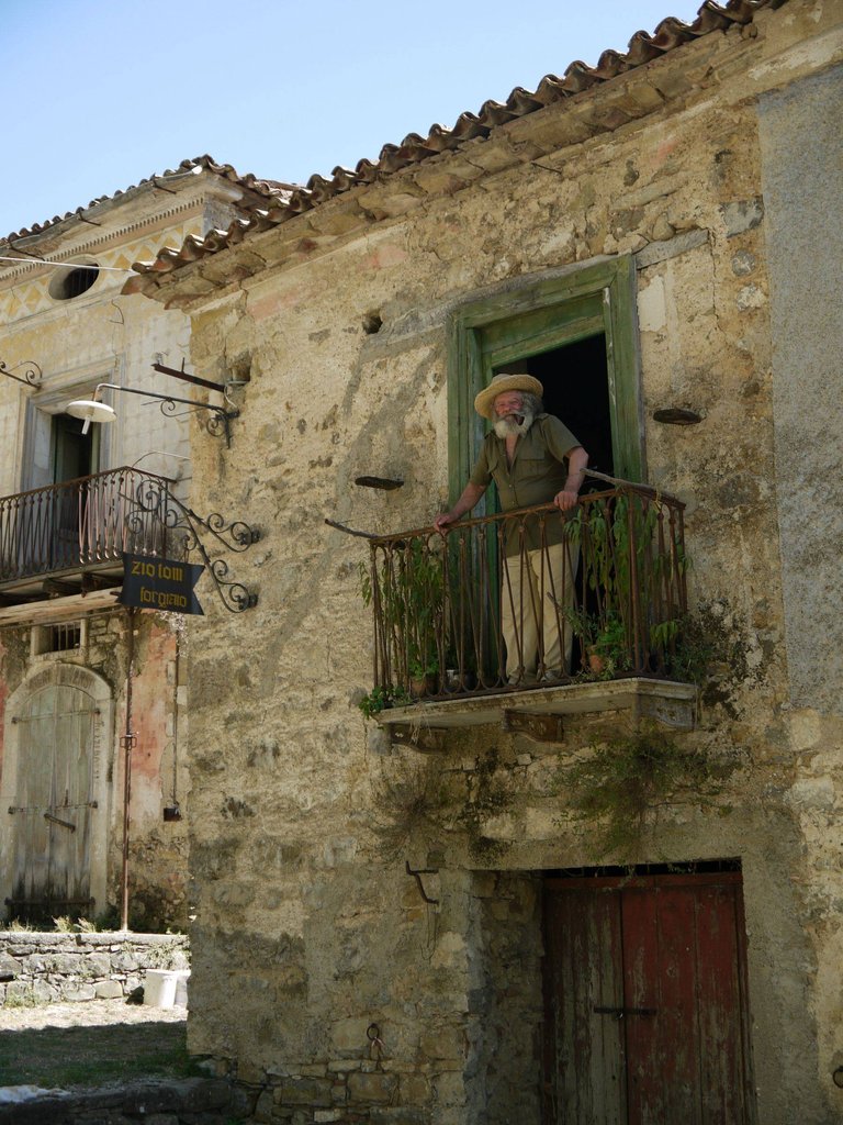 イタリア廃墟町ロシーニョが美しい 廃墟の理由は でも一人だけ住んでいる Free Talk